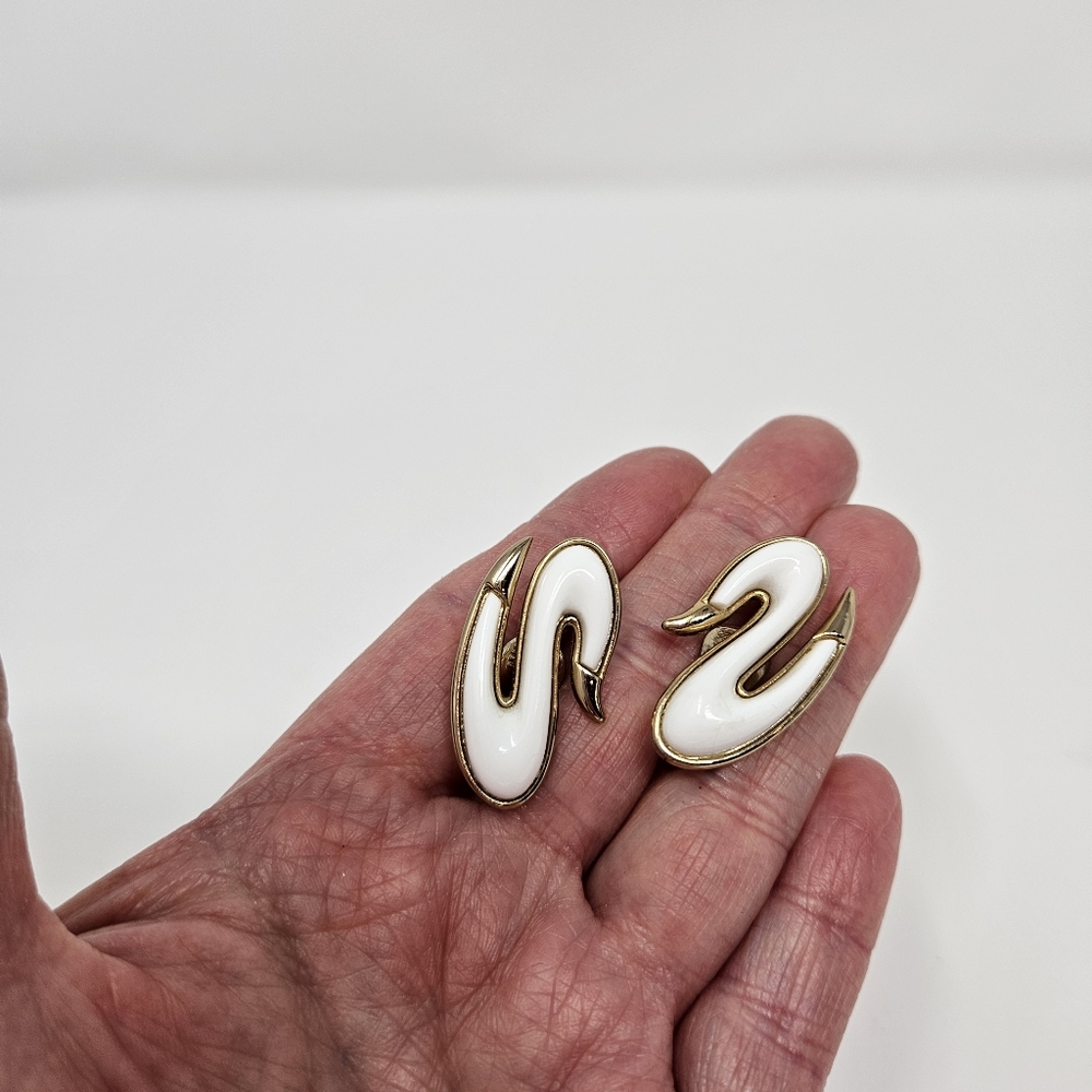 Vintage Monet White Gold Tone Clip On Earrings Signed Rare - Picture 4 of 12